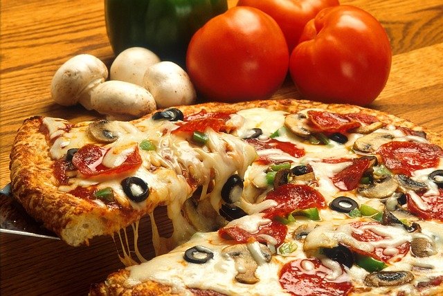 一人暮らしで宅配ピザ注文 一人前はsサイズ 1人で食べる ソログラシ