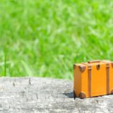 ミニマムなオレンジ色のスーツケース